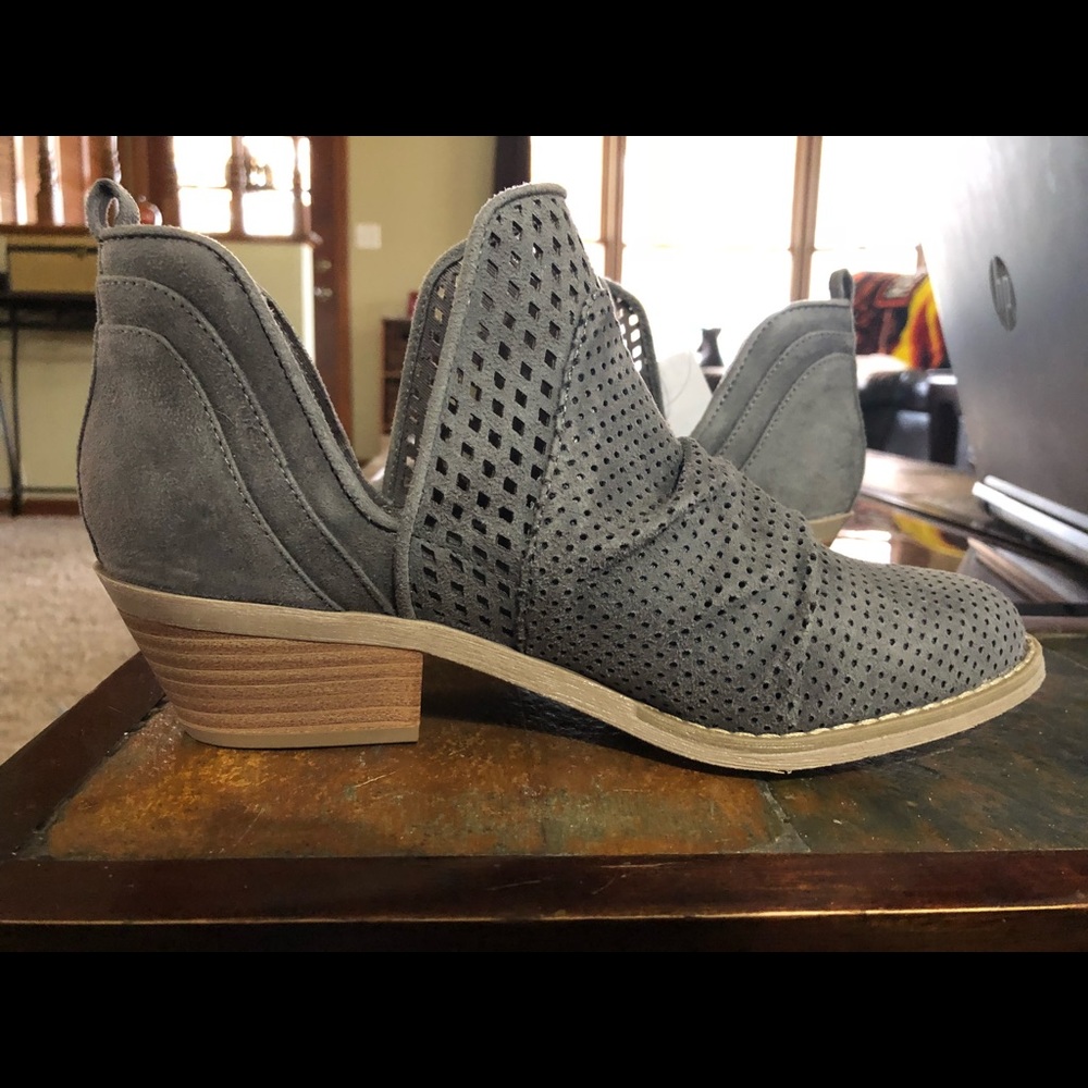 BRAND NEW- REPORT Dakota Chop Out booties